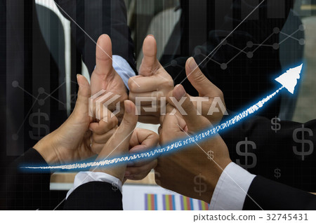 Many business people are handing thumbs up. 32745431