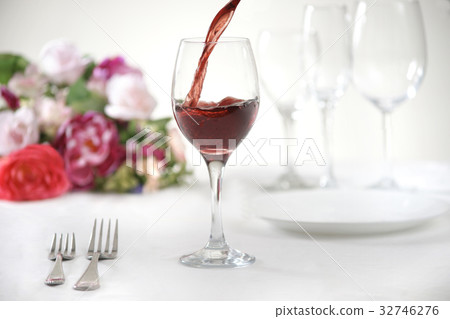 傾吐的酒在花桌上 傾吐的酒在花桌上 32746276