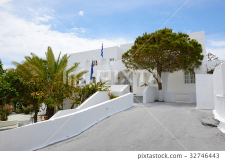 Building of hotel in traditional Greek style 32746443
