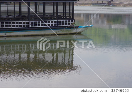 在天堂日田的Mikasa河等待的遊艇和河流 32746963