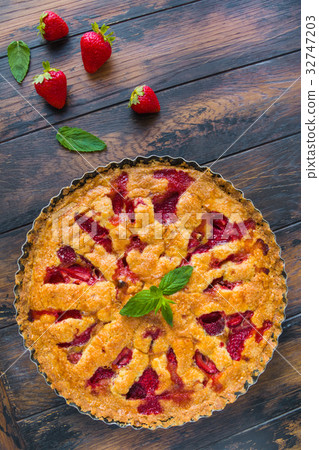 Shortcake with strawberry 32747203