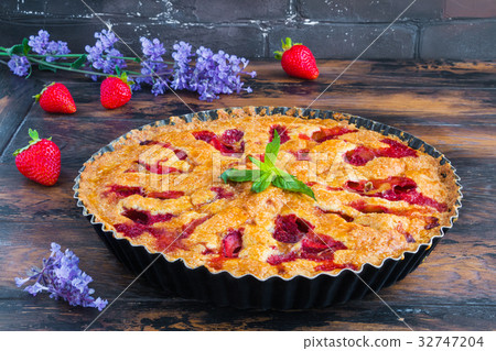 Homemade summer strawberry crunchy pie 32747204