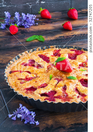 Homemade summer strawberry crunchy pie 32747205