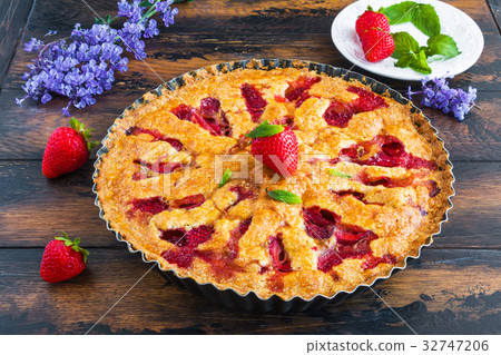 Homemade summer strawberry crunchy pie Homemade summer strawberry crunchy pie 32747206