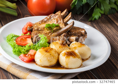 Pork spareribs served with silesian noodles 32747465