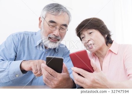 高級夫婦掙扎著如何使用smaho 32747594