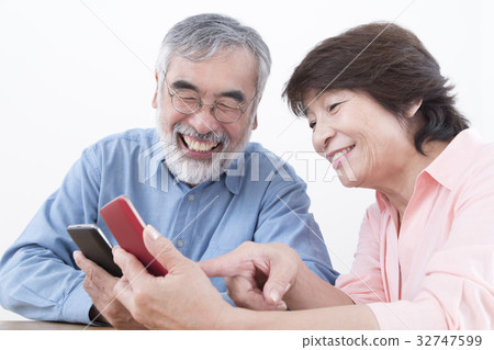 Senior couple operating a smartphone 32747599