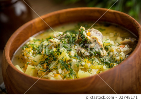 圖庫照片: soup with barley and chicken gizzards.