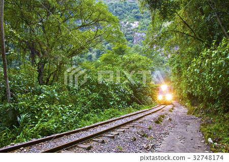 [Peruvian World Heritage Site] Road to Machu Picchu 32748174