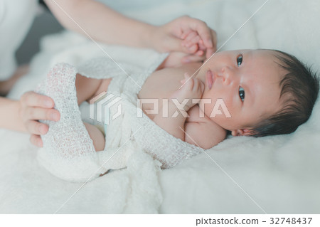 baby, infant, sprawl 32748437