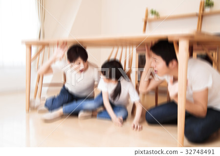 Earthquake blur earthquake disaster evacuation family Earthquake blur earthquake disaster evacuation family 32748491