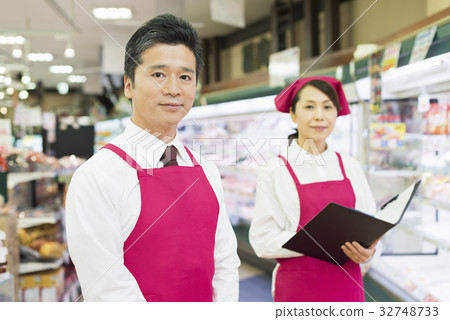 Supermarket clerk 2 people 32748733