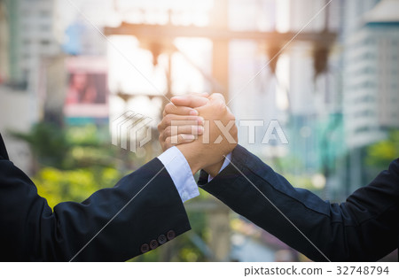 Close up of two businessman press hands each other 32748794