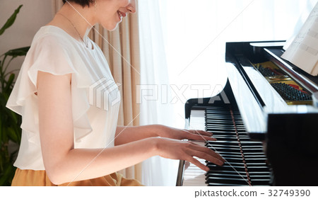 一個女人彈鋼琴 32749390