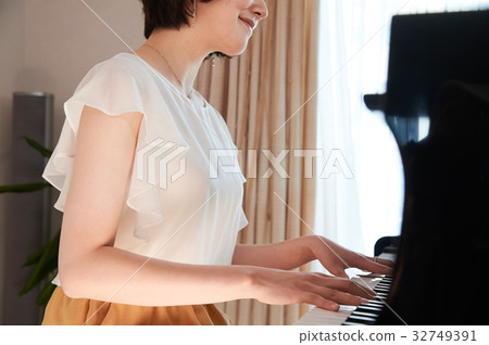 一個女人彈鋼琴 32749391