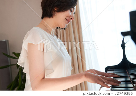 一個女人彈鋼琴 32749396