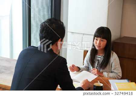 家庭學習女孩在餐廳學習 家庭學習女孩在餐廳學習 32749418