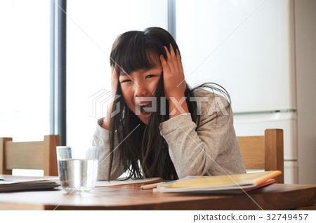 Home learning girl holding head 32749457