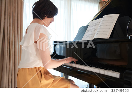 一個女人彈鋼琴 32749463