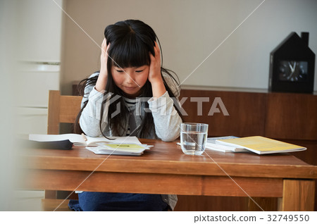 Home learning girl holding head 32749550
