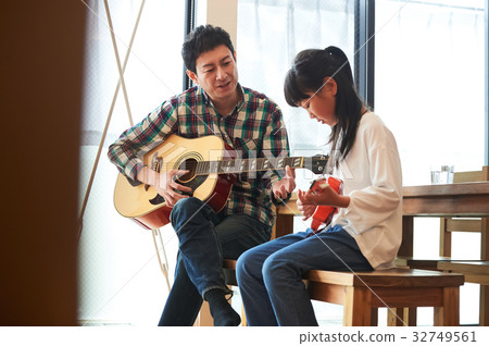 Parents playing the guitar Parents playing the guitar 32749561