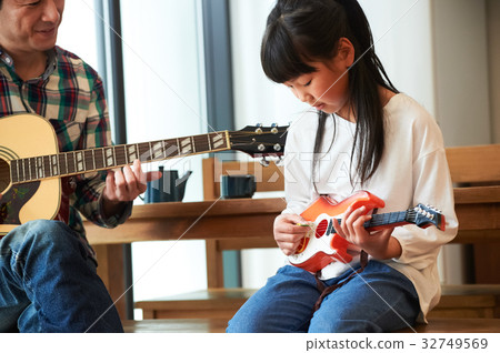 父母彈吉他 32749569