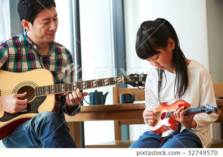父母彈吉他 32749570