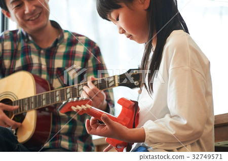 父母彈吉他 32749571
