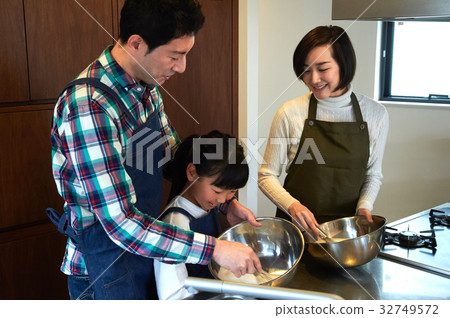 父母和孩子們享受烹飪 32749572