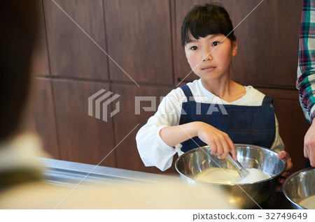 父母和孩子們享受烹飪 父母和孩子們享受烹飪 32749649