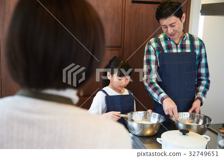 父母和孩子們享受烹飪 父母和孩子們享受烹飪 32749651