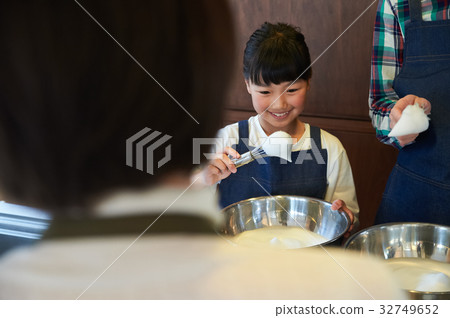 父母和孩子們享受烹飪 父母和孩子們享受烹飪 32749652