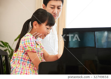 Piano lessons 32749658