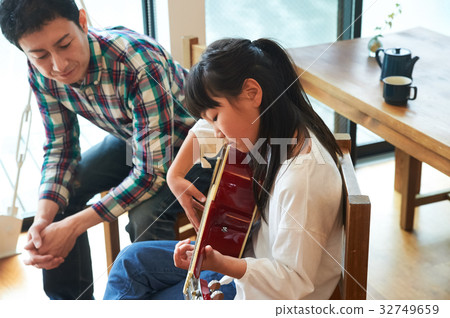 Parents playing the guitar 32749659