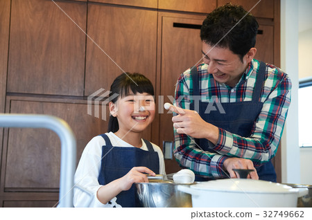 父母和孩子們享受烹飪 32749662