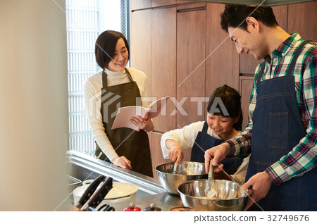 Parents and children enjoying cooking 32749676