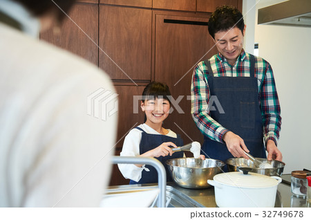 Parents and children enjoying cooking Parents and children enjoying cooking 32749678