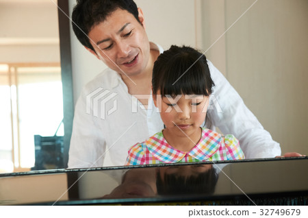 Piano lessons 32749679
