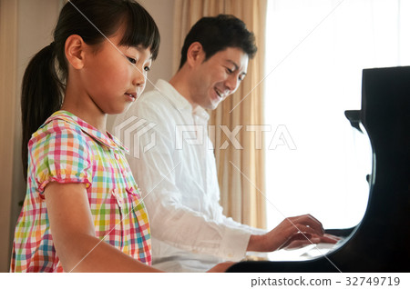 Piano lessons 32749719