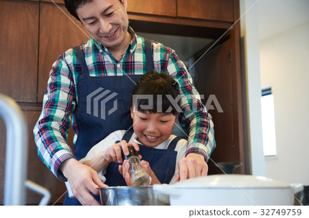 Parents and children enjoying cooking 32749759