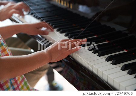Piano lessons 32749766