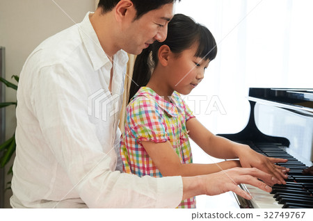 Piano lessons 32749767