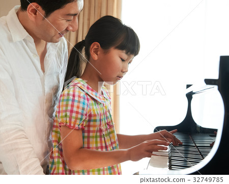Piano lessons 32749785