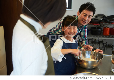 Parents and children enjoying cooking 32749791