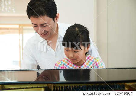 Piano lessons 32749804