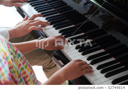 Piano lessons 32749814