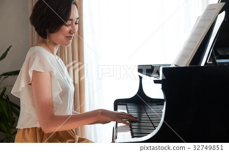 一個女人彈鋼琴 32749851