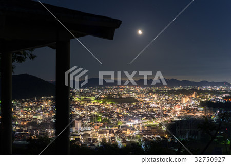 從峨眉山月亮和姬路市(姬路市姬路市,Kisame山125米)觀看山景。 從峨眉山月亮和姬路市(姬路市姬路市,Kisame山125米)觀看山景。 32750927