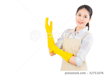 housewife getting ready putting on gloves housewife getting ready putting on gloves 32751876