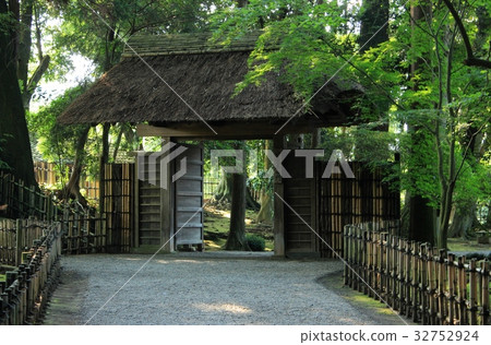 Mountain gate of Kairakuen 32752924
